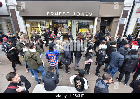 London, UK. 17th December 2016. London's West End is filled with shoppers on the last weekend before Christmas. Stock Photo