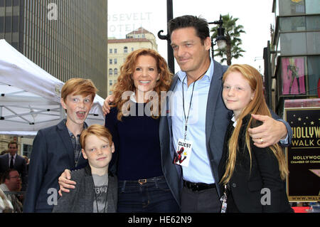 Hollywood, California. 15th Dec, 2016. Robyn Lively, her husband Bart Johnson and their children Baylen, Wyatt and Kate attend a ceremony honoring actor Ryan Reynolds with Star on the Hollywood Walk Of Fame on December 15, 2016 in Hollywood, California. | usage worldwide © dpa/Alamy Live News Stock Photo