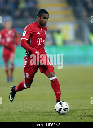 Darmstadst, Germany. 18th Dec, 2016. Munich's Douglas Costa in action during the Bundesliga soccer match between Darmstadt 98 and Bayern Munich at Jonathan Heimes stadium in Darmstadst, Germany, 18 December 2016. (EMBARGO CONDITIONS - ATTENTION: Due to the accreditation guidlines, the DFL only permits the publication and utilisation of up to 15 pictures per match on the internet and in online media during the match.) Photo: Hasan Bratic/dpa/Alamy Live News Stock Photo