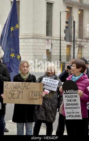 London, UK. 17th December 2016. Protest Polish citizens supporting the opposition party in Poland, 'KOD', 'Razem', 'Together', '.Nowoczesna' on the steps in front of the Polish Embassy in London. Protest against the debates of the Polish Parliament on Friday 16 December 2016 in solidarity with the protesters in Warsaw. © Marcin Libera/Alamy News Photo Stock Photo