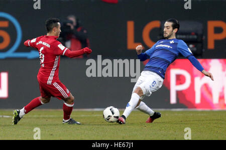 Darmstadst, Germany. 18th Dec, 2016. Darmstadt's Mario Vrancic (r) and Munich's Thiago Alcántara compete for the ball during the Bundesliga soccer match between Darmstadt 98 and Bayern Munich at Jonathan Heimes stadium in Darmstadst, Germany, 18 December 2016. Photo: Hasan Bratic/dpa/Alamy Live News Stock Photo