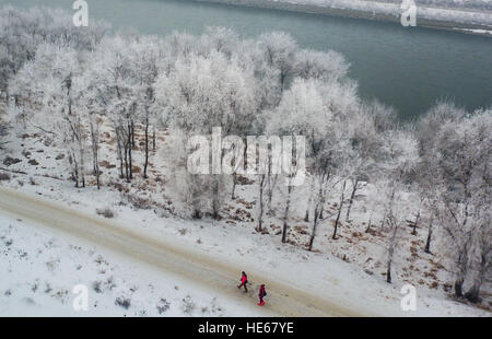 Changchun, China's Jilin Province. 19th Dec, 2016. Tourists enjoy the rime scenery at a scenic spot in Jilin City, northeast China's Jilin Province, Dec. 19, 2016. © Xu Chang/Xinhua/Alamy Live News Stock Photo