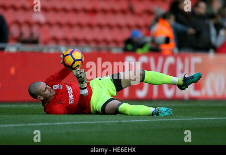 Middlesbrough goalkeeper Victor Valdes warms up before the Premier League match at the Riverside Stadium, Middlesbrough. PRESS ASSOCIATION Photo. Picture date: Saturday December 17, 2016. See PA story SOCCER Middlesbrough. Photo credit should read: Richard Sellers/PA Wire. RESTRICTIONS: EDITORIAL USE ONLY No use with unauthorised audio, video, data, fixture lists, club/league logos or 'live' services. Online in-match use limited to 75 images, no video emulation. No use in betting, games or single club/league/player publications. Stock Photo