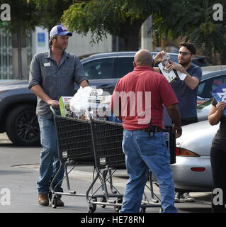 Gwen Stefani and Blake Shelton go shopping with her son Apollo  Featuring: Blake Shelton Where: Los Angeles, California, United States When: 16 Nov 2016 Stock Photo