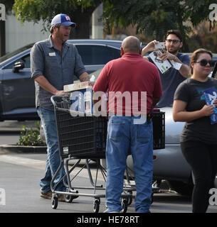 Gwen Stefani and Blake Shelton go shopping with her son Apollo  Featuring: Blake Shelton Where: Los Angeles, California, United States When: 16 Nov 2016 Stock Photo