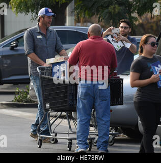 Gwen Stefani and Blake Shelton go shopping with her son Apollo  Featuring: Blake Shelton Where: Los Angeles, California, United States When: 16 Nov 2016 Stock Photo