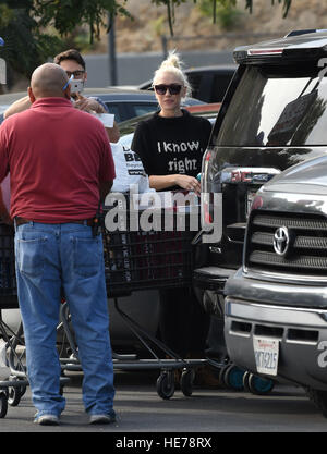 Gwen Stefani and Blake Shelton go shopping with her son Apollo  Featuring: Gwen Stefani Where: Los Angeles, California, United States When: 16 Nov 2016 Stock Photo