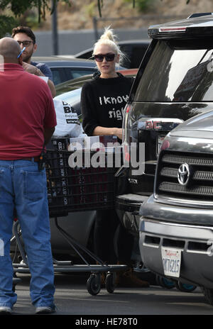 Gwen Stefani and Blake Shelton go shopping with her son Apollo  Featuring: Gwen Stefani Where: Los Angeles, California, United States When: 16 Nov 2016 Stock Photo