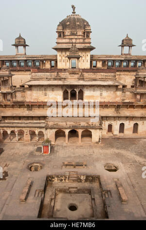 Courtyard of Royal Palace (Jahangir Mahal) in Orchha, Madhya Pradesh, India. 17th Century AD. Stock Photo