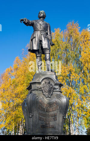 Peter the Great, the founder of Petrozavodsk. Monument stands on the Onezhskaya Embankment, near the port. Autumn leaves reinforce a sense of the grea Stock Photo