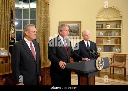 U.S. Secretary of Defense Donald Rumsfeld (left), President George W. Bush, and Secretary of Defense Robert Gates speak to the nation during a news conference from the White House East Room November 8, 2006 in Washington, DC. Stock Photo