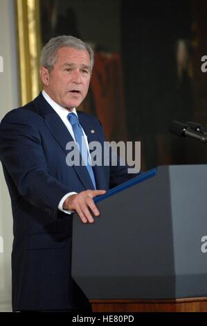 U.S. President George W. Bush speaks during the Medal of Honor ceremony recognizing Navy SEAL Michael Murphy, who died while serving in Afghanistan, at the White House October 22, 2007 in Washington, DC. Stock Photo