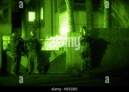 U.S. Army Soldiers, assigned to 2nd Platoon, Delta Company, 2nd Combined Arms Battalion, 69th Armor Regiment, Fort Benning, Ga., scan the area during a short halt while on patrol in  Al Jadida, Baghdad, Iraq, Jan. 14, 2008. The presence patrols are designed to discourage enemy activity at night. (U.S. Air Force Photo/Staff Sgt. Jason T. Bailey) Stock Photo