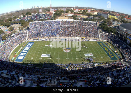 A bowl record 40,905 fans watch as the U.S. Air Force Academy and the California Golden Bears compete during the Bell Helicopter Armed Forces Bowl at Amon G. Carter Stadium in Fort Worth, Texas, Dec. 31, 2007. The academy lost 42-36 in their first bowl a ppearance since 2002 before a national television audience on ESPN.  Staff Sgt. Tim Jenkins) (Released) Stock Photo