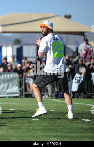 Indianapolis Colts' Peyton Manning puts on his helmet during the first half  of the NFL football game in Orchard Park, N.Y., Sunday, Jan. 3, 2010. (AP  Photo/ David Duprey Stock Photo - Alamy