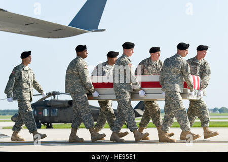 A U.S. Army carry team transfers the remains of Army Maj. Gen. Harold J. Greene of Schenectady, N.Y., Aug. 7, 2014 at Dover Air Force Base, Del. Greene was assigned to the Combined Security Transition Command, Afghanistan. Roland Balik) Stock Photo