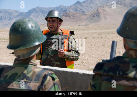 100616-F-1020B-004 Kabul - An Afghan National Army heavy weapons instructor gives a range safety briefing to a group of artillery students in a heavy weapons course at the Kabul Military Training Center June 16, 2010. The three-week heavy weapons course is part of a series of Advanced Combat Training offered to ANA soldiers after completing basic training.  Staff Sgt. Sarah Brown/) Stock Photo