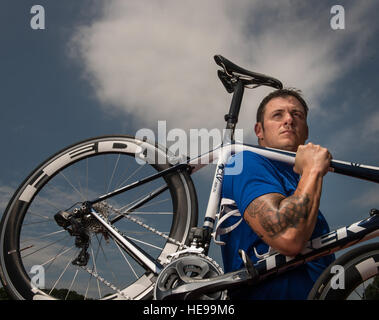 U.S. Air Force Senior Master Sgt. Jason Hoover, represented the Air Force in cycling, swimming and pistol competition during the 2015 Department of Defense (DOD) Warrior Games, June 23, 2015 at Marine Corps Base Quantico, Virginia. Hoover, a decorated veteran, has deployed six times and suffered traumatic brain injuries while serving in conflicts. His dedication to the team is a reflection of his commitment and therapy to cope with his injuries. /Staff Sgt. Vernon Young Jr.) Stock Photo