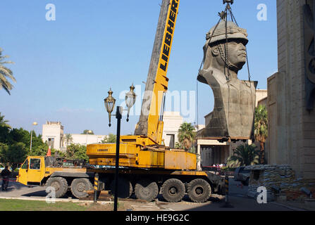 A local Iraqi contractor removes the last large bust of Saddam Hussein from the top of the former Presidential Palace now the Coalition Provisional Authority (CPA) Headquarters in Baghdad, Iraq during Operation IRAQI FREEDOM. Stock Photo