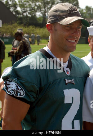 FILE ** Philadelphia Eagles quarterback Koy Detmer takes some practice  snaps as the holder for kicker David Akers during field goal attempts at  football training camp seen in this Saturday, Aug.