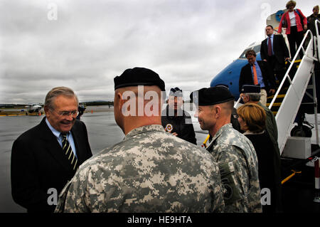 The Secretary of Defense, Donald H. Rumsfeld,  and his staff depart the C-40 aircraft and are greeted by the senior military leaders of the US forces in Alaska at Fairbanks international airport, Alaska, Aug. 26, 2006. While in Alaska the Secretary will be meeting with family members of the 172nd Stryker Brigade at Fort Wainwright and will be touring the missile defense facility at Fort Greely.  Staff Sgt. D. Myles Cullen (released) Stock Photo