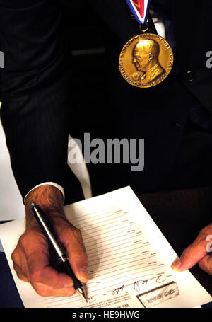 Defense Secretary Donald H. Rumsfeld signs his autograph at the Veterans of Foreign Wars (VFW) convention in Reno, Nev. Aug. 28, 2006. Rumsfeld received the 2006 VFW Dwight D. Eisenhower Award in recognition of his contributions towards securing the nation from foreign threats.Dept. of Defense  U.S. Air Force Staff Sgt. D. Myles Cullen (released) Stock Photo