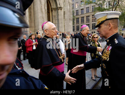 Gen. Peter Pace, chairman of the Joint Chiefs of Staff, meets with Roman Catholic leadership outside St. Patrick's Cathedral during the Columbus Day Parade along Fifth Avenue in New York, Monday, Oct. 9, 2006. Gen. Pace, who was born in Brooklyn, New York to Italian-American parents, was selected by the Columbus Citizens Foundation to be the Grand Marshal. Defense Dept.  U.S. Air Force Staff Sgt. D. Myles Cullen (released) Stock Photo