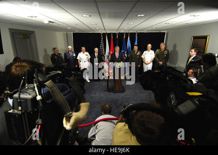 President George W. Bush makes a statement to reporters about the war in Iraq, after his meeting with senior national defense leaders at the Pentagon May 10, 2007. From left are: Army Chief of Staff Gen. George Casey; Air Force Chief of Staff Gen. Michael Moseley; Joint Chiefs Vice Chairman Navy Adm. Edmund Giambastiani; Defense Secretary Robert Gates; the president; Joint Chiefs Chairman Gen. Peter Pace; Chief of Naval Operation Adm. Michael Mullen; and Marine Corps Commandant Gen. James Conway. Defense Dept.  Staff Sgt. D. Myles Cullen (released) Stock Photo