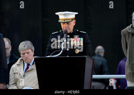 U.S. Marine Corps Gen. James E. Cartwright, vice chairman of the Joint Chiefs of Staff, reads the names of servicemembers killed in action during the Vietnam Veterans Memorial 25th Anniversary Reading of Names in Washington, D.C., Nov. 7, 2007. Every name on the wall will be read, which will take four days to complete.  Tech. Sgt. Adam M. Stump, USAF. (Released) Stock Photo