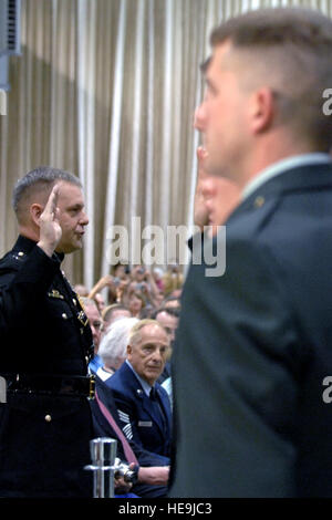 Vice Chairman of the Joint Chiefs of Staff Marine Gen. James Cartwright administers the oath of office during the Norwich University graduation ceremony in Northfield, Vt., May 10, 2008. Cartwright administered the oath of office to more than 100 newly commissioned officers.  Air Force Tech. Sgt. Adam M. Stump. (Released) Stock Photo