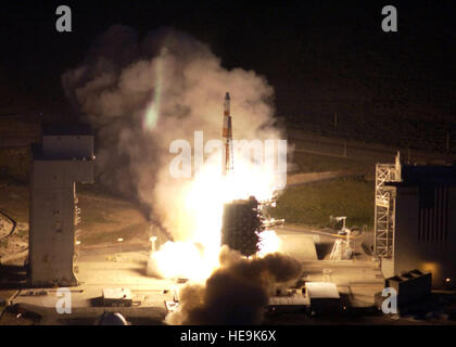 A Delta IV rocket carrying a payload for the National Reconnaissance Office lifts off from Space Launch Complex 6 at Vandenberg Air Force Base, Calif., on Tuesday, June 27. Staff Sgt. Quinton Russ) Stock Photo