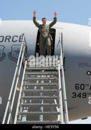 Lt. Col. Thad Middleton, 9 Air Refueling Squadron, commander, and Lt ...