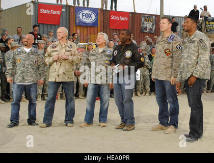 BAGRAM AIR FIELD, Afghanistan -- (From left to right) Jay Glazer, Terry Bradshaw, Jimmy Johnson, Curt Menefee, Howie Long, and Michael Strahan, the “Fox NFL Sunday” team, wait for the start of the pregame Nov. 7, 2009.  The “Fox NFL Sunday” team is scheduled to broadcast live Nov. 8, 2009 from here.  Senior Airman Felicia Juenke) Stock Photo