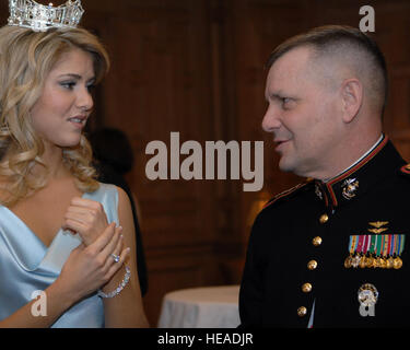 Vice Chairman of the Joint Chiefs of Staff Marine Gen. James E. Cartwright talks with Miss America 2008 Kirsten Haglund during the USO Annual Awards Dinner in Arlington, Va., March 25, 2008. Cartwright introduced Jon Stewart, host of Comedy Central's 'The Daily Show,' during the event.  Tech. Sgt. Adam M. Stump, U.S. Air Force. (Released) Stock Photo