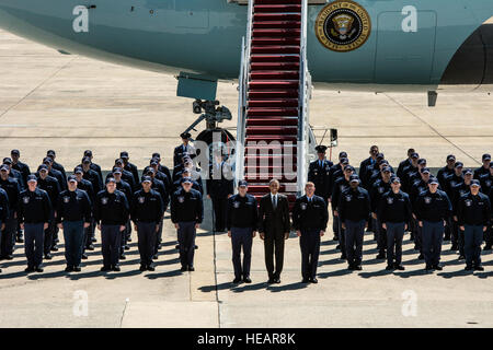 President Barack Obama and Airmen from the Presidential Logistics Squadron, pose in front of ‘Air Force One,’ an 89th Airlift Wing VC-25, prior to Obama’s trip to New York City, May 4, 2015. The PLS is responsible for maintaining two VC-25s at Joint Base Andrews, Maryland.  Senior Master Sgt. Kevin Wallace/) Stock Photo