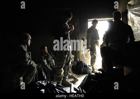 U.S. Army soldiers from Bravo Company, 1st Cavalry Division, 12th Infantry Regiment, rest up before a mission at the Iraqi police station in Buhriz, Iraq, on Feb. 15, 2007.   Staff Sgt. Stacy L. Pearsall) (Released) Stock Photo