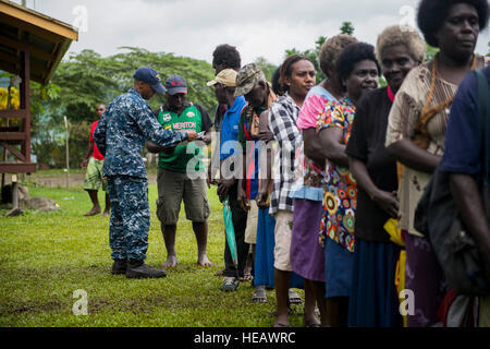 ARAWA, Autonomous Region of Bougainville, Papua New Guinea (July 3, 2015) Yeoman 2nd Class Anthony Woods from Atlanta, directs patients to wait in lines during a community health engagement at the Arawa Medical Clinic as part of Pacific Partnership 2015. Medical personnel from the hospital ship USNS Mercy (T-AH 19) were at the clinic to provide residents with medical services and information to raise health awareness. Mercy is currently in Papua New Guinea for its second mission port of PP15. Pacific Partnership is in its 10th iteration and is the largest annual multilateral humanitarian assis Stock Photo