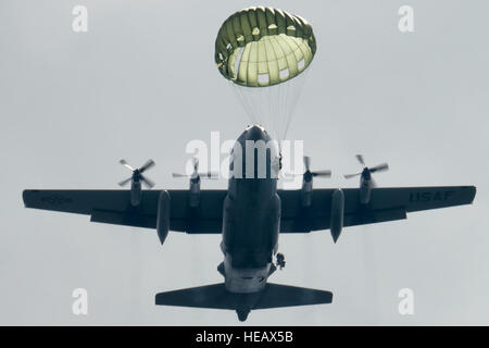 Soldiers execute jumps out of a C-130 Hercules Sept. 3, 2014, at Combined Arms Training Center Camp Fuji, Japan,. The Soldiers assigned to the 1st Battalion, 1st Special Forces Group (Airborne) and the C-130 is assigned to the 36th Airlift Squadron. Osakabe Yasuo) Stock Photo