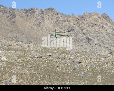 SALANG PASS, Afghanistan –Afghan National Army Air Corps Mi-17 prepares to land in a landing zone at an elevation of 12,000 feet, May 22, 2010. This is the closest aircraft could land safely to get the needed supplies to conduct recovery efforts of the Pamir Airlines passenger jet that crashed on Monday.  There were no survivors among the 38 passengers and 5 crew.  Tech. Sgt. Mike Tateishi/) Stock Photo