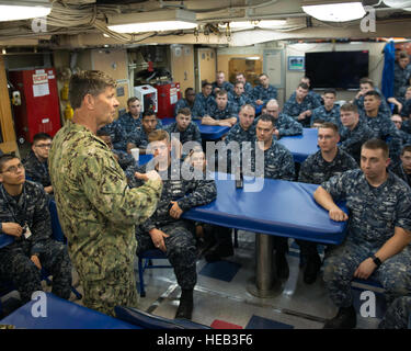 BANGOR, Wash. (July 25, 2016) Vice Chief of Naval Operations (VCNO) Adm. Bill Moran speaks to Sailors assigned to the Ohio-class ballistic missile submarine, USS Henry M. Jackson (SSBN 730)(Gold), during an all hands call at Naval Base Kitsap - Bangor. Moran is in the Pacific Northwest touring Navy Region Northwest and assigned units.  Chief Mass Communication Specialist Kenneth G. Takada Stock Photo