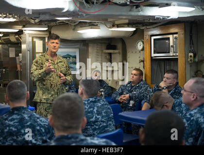 BANGOR, Wash. (July 25, 2016) Vice Chief of Naval Operations (VCNO) Adm. Bill Moran speaks to officers and chiefs assigned to the Ohio-class ballistic missile submarine, USS Henry M. Jackson (SSBN 730)(Gold), during an all hands call at Naval Base Kitsap - Bangor. Moran is in the Pacific Northwest touring Navy Region Northwest and assigned units.  Chief Mass Communication Specialist Kenneth G. Takada Stock Photo