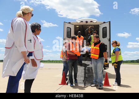 Department of Veteran Affairs personnel practice litter carries during training June 7, 2016 at the MidAmerica St. Louis Airport in Mascoutah, Illinois.  375th Aeromedical Evacuation Squadron servicemembers taught DMV civilians on equipment they use, so they would be better prepared during a natural disaster or emergecy where they would work with the military to get patients to a safe location.  Staff Sgt. Maria Bowman) Stock Photo