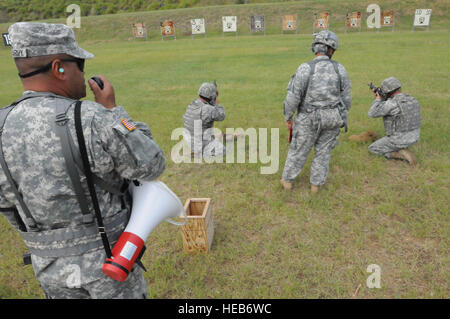 GUANTANAMO BAY, Cuba – Members of the 525 Military Police Battalion fire M16 assault rifles while instructors look on during an M16 qualification course at the Windward range. 18 Nov, 2010. Joint Task Force Guantanamo provides safe, humane, legal and transparent care and custody of detainees, including those convicted by military commission and those ordered released by a court. The JTF conducts intelligence collection, analysis and dissemination for the protection of detainees and personnel working in JTF Guantanamo facilities and in support of the War on Terror. JTF Guantanamo provides suppo Stock Photo