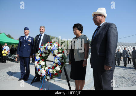 Col. James Jacobson, Larry Memmott, President Roza Otunbayeva and Emirbek Kaptagaev, present a wreath at the Pete Ganci memorial at the Transit Center at Manas, Kyrgyzstan, during the 9/11 Remembrance Ceremony Sept. 11. Distinguished visitors from 16 different countries including South Korea and France attended the ceremony. Jacobson is the 376th Air Expeditionary Wing commander and Memmott is the U.S. Embassy Charge d’Affaires. Otunbayeva  is the president of the Kyrgyz Republic and Kaptagaev is the president’s official escort.Tech. Sgt. Hank Hoegen) Stock Photo