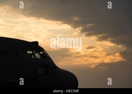 Alaska Air National Guard aircrew deployed to the 737th Expeditionary Airlift Squadron, prepare a C-130H Hercules cargo plane for a retrograde mission to Baghdad International Airport, Iraq, Oct. 28, 2013. The 737th EAS is assigned to the 386th Air Expeditionary Wing and is a tactical airlift hub responsible for transporting passengers and cargo across U.S. Central Command. (USAF Photo/Master Sgt. Ben Bloker) Stock Photo