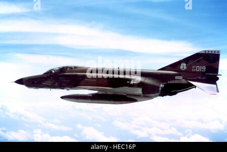 Left side view of an RF-4C PhantomII with auxiliary fuel tanks, in flight.  The aircraft is assigned to the 192nd Tactical reconnaissance Group, Nevada Air National Guard. (U.S. Air Force photo by SSgt Mark L. Comerford) Stock Photo