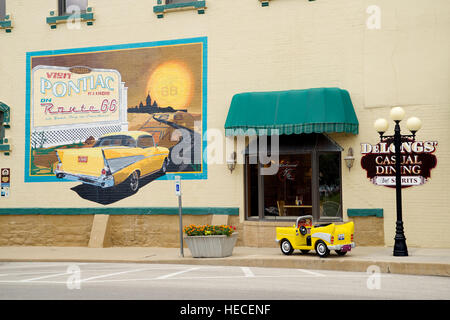Route 66 memorabilia, Mural and Miniature Car, Downtown Pontiac, Livingston County, Illinois, USA. Stock Photo