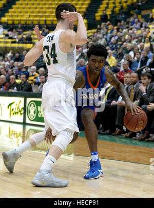 Williamsburg, VA, USA. 19th Dec, 2016. 20161219 - Savannah State guard AUSTIN DASENT (1) looks for room to dribble against William and Mary guard DAVID COHN (34) in the first half at Kaplan Arena in Williamsburg, Va. © Chuck Myers/ZUMA Wire/Alamy Live News Stock Photo