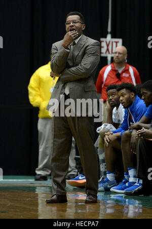 Williamsburg, VA, USA. 19th Dec, 2016. 20161219 - Savannah State head coach HORACE BROADNAX watches action against William and Mary in the second half at Kaplan Arena in Williamsburg, Va. © Chuck Myers/ZUMA Wire/Alamy Live News Stock Photo