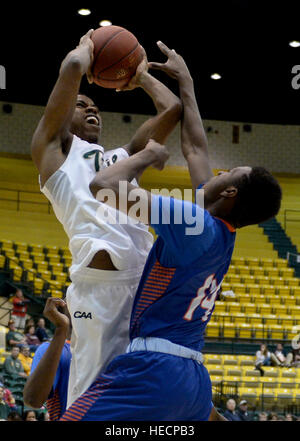 Williamsburg, VA, USA. 19th Dec, 2016. 20161219 - Savannah State forward JORDAN GAINES (14) fouls William and Mary guard DANIEL DIXON (0) on a shot attempt in the second half at Kaplan Arena in Williamsburg, Va. © Chuck Myers/ZUMA Wire/Alamy Live News Stock Photo